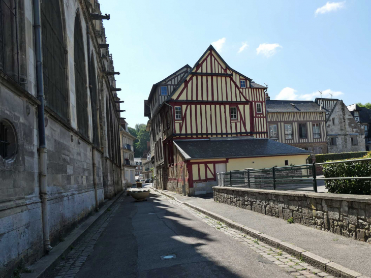 Grande Rue le long de l'aglise - Caudebec-en-Caux