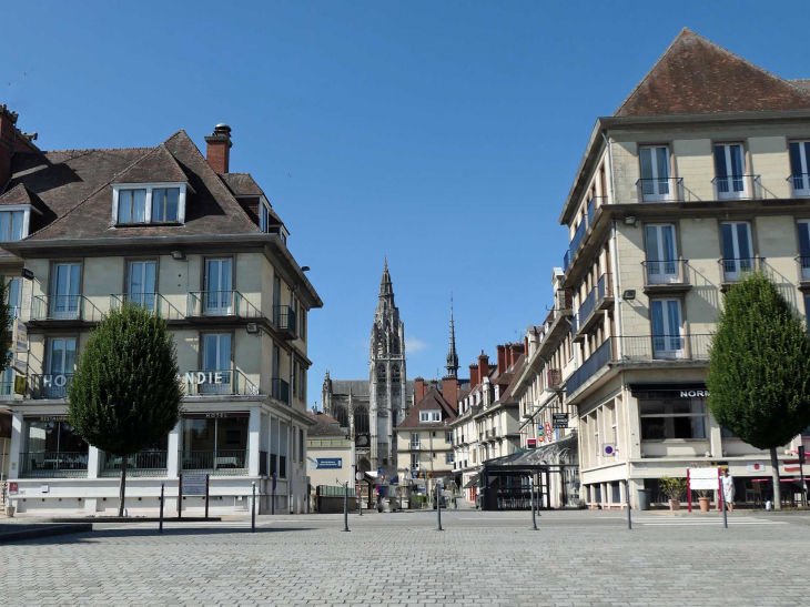 L'église Notre Dame vue de la place d'Armes - Caudebec-en-Caux