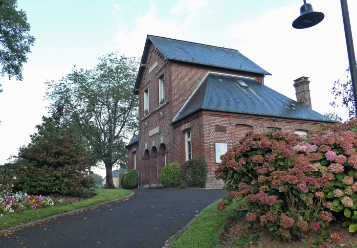 La montée vers la mairie - Colmesnil-Manneville