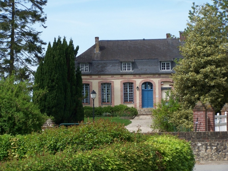 Mairie de Cressy dans son écrin de verdure