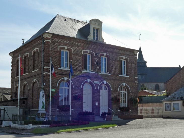 Le centre du village : monument aux morts, mairie, école , église - Dancourt