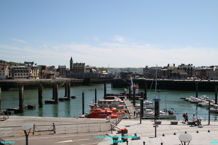 Le Port de Plaisance, en arrière plan le Pont COLBERT. - Dieppe