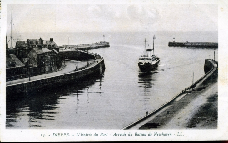 L'entrée du port - Arrivée du bâteau de Newhaven, vers 1927 (carte postale ancienne). - Dieppe