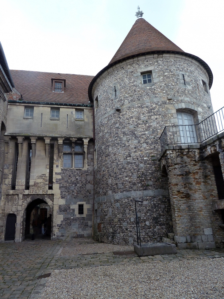 Dans la cour du château - Dieppe