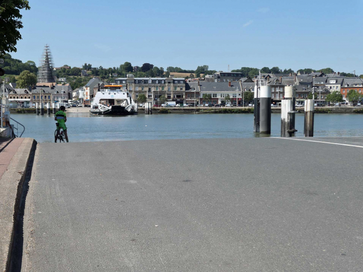 Le village vu de l'autre rive de la Seine en attendant le bac - Duclair