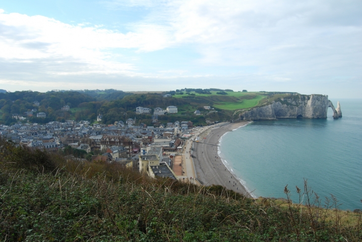 Vue de la ville d'étretat depuis une falaise - Étretat