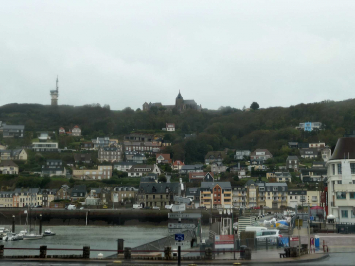 La ville et le port dominés par la chapelle du Salut et le phare sur la falaise - Fécamp