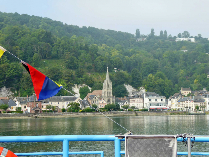 Le village vu du bac sur la Seine - La Bouille