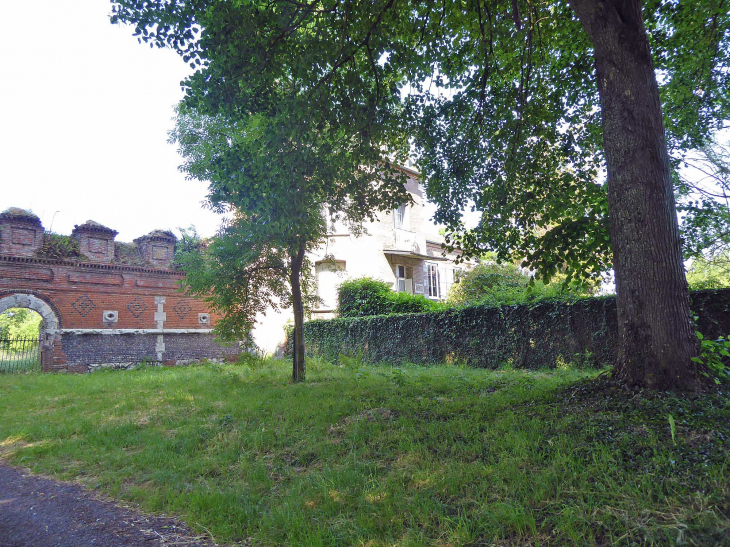 La porte d'entrée du château de Richebourg - La Feuillie