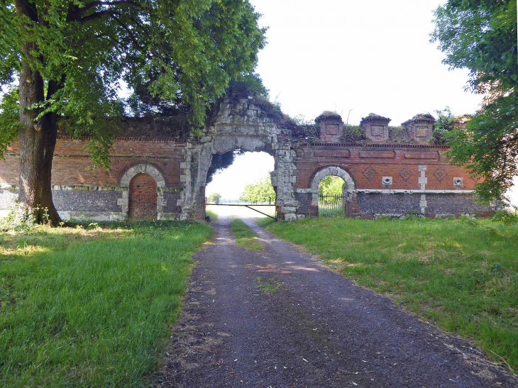 La porte d'entrée du château de Richebourg - La Feuillie