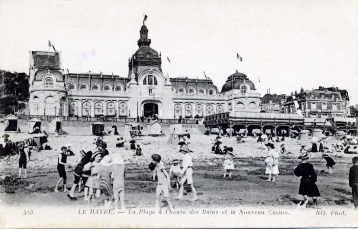 La plage à l'heure des bains et le nouveau Casino, vers 1917 (carte postale ancienne). - Le Havre