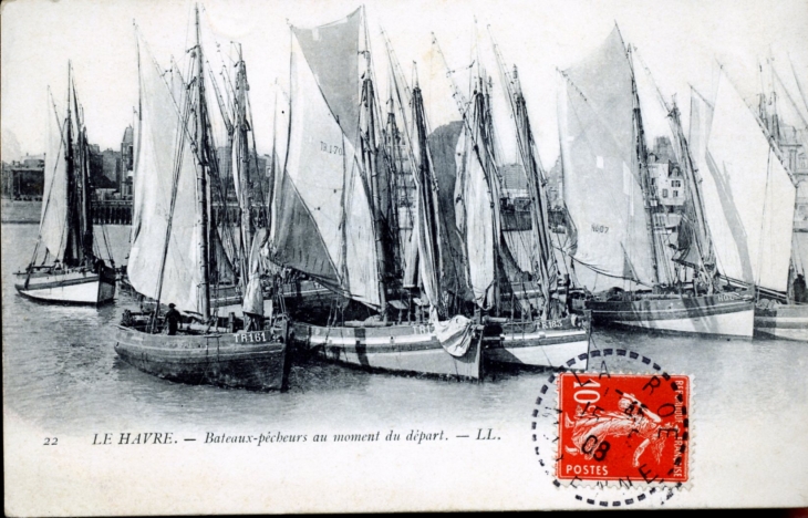 Bateaux-pêcheurs au moment du départ, vers 1908 (carte postale ancienne). - Le Havre