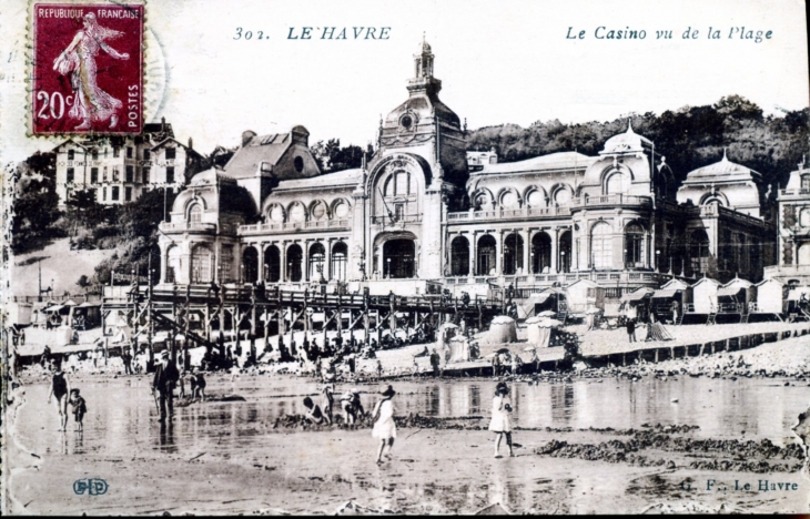 Casino vu de la plage, vers 1926 (carte postale ancienne). - Le Havre