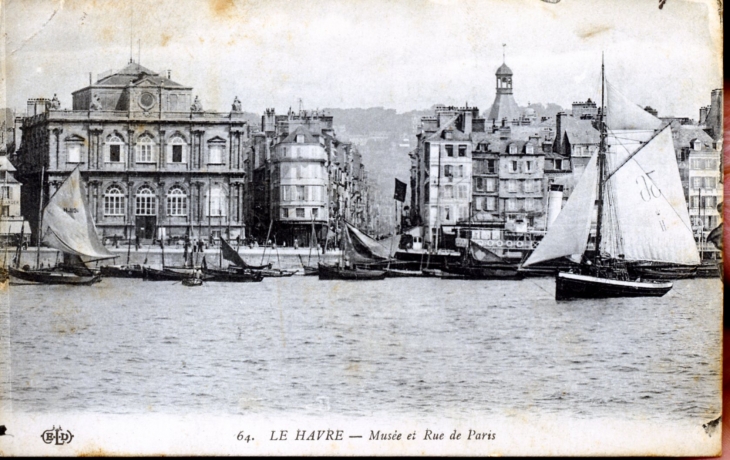 Musée et rue de Paris, vers 1916 (carte postale ancienne). - Le Havre