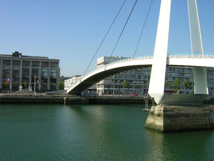 La passerelle sur le bassin - Le Havre