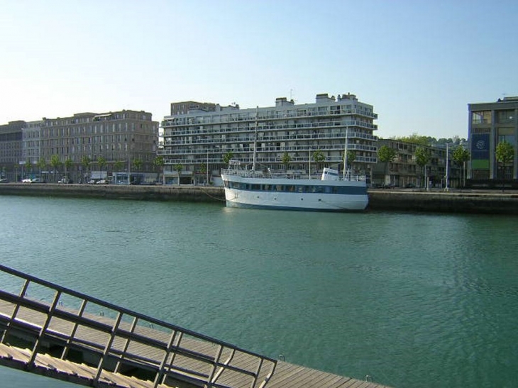 Bateau dans le bassin - Le Havre