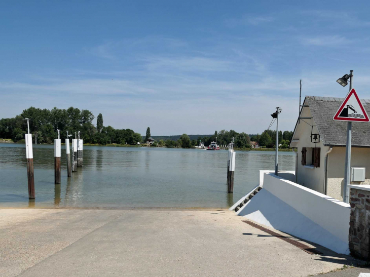 L'embarcadère au bord de la Seine - Le Mesnil-sous-Jumièges