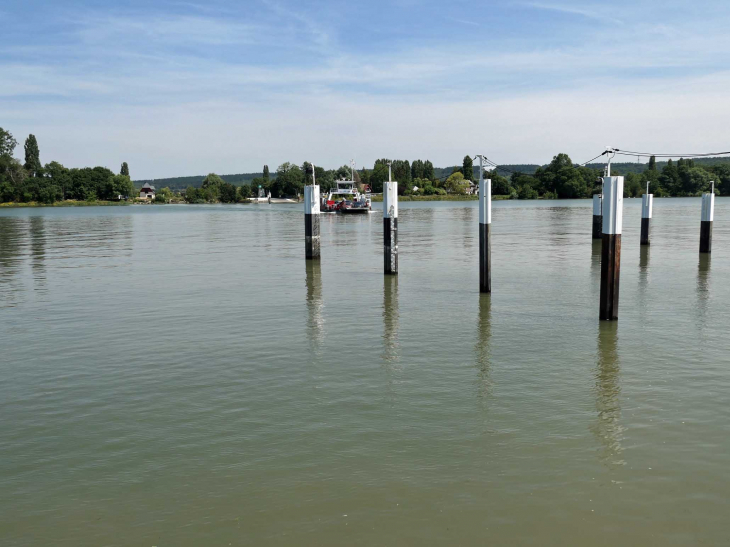 L'arrivée du bac - Le Mesnil-sous-Jumièges