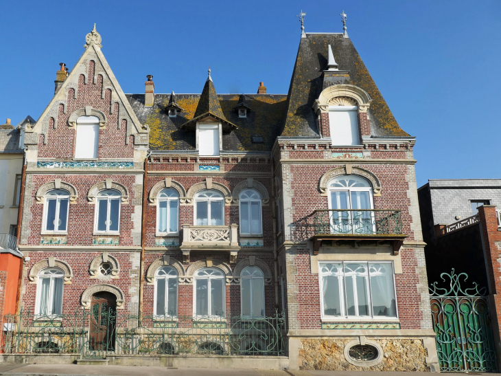 Maison face au port sur le quai de la République - Le Tréport