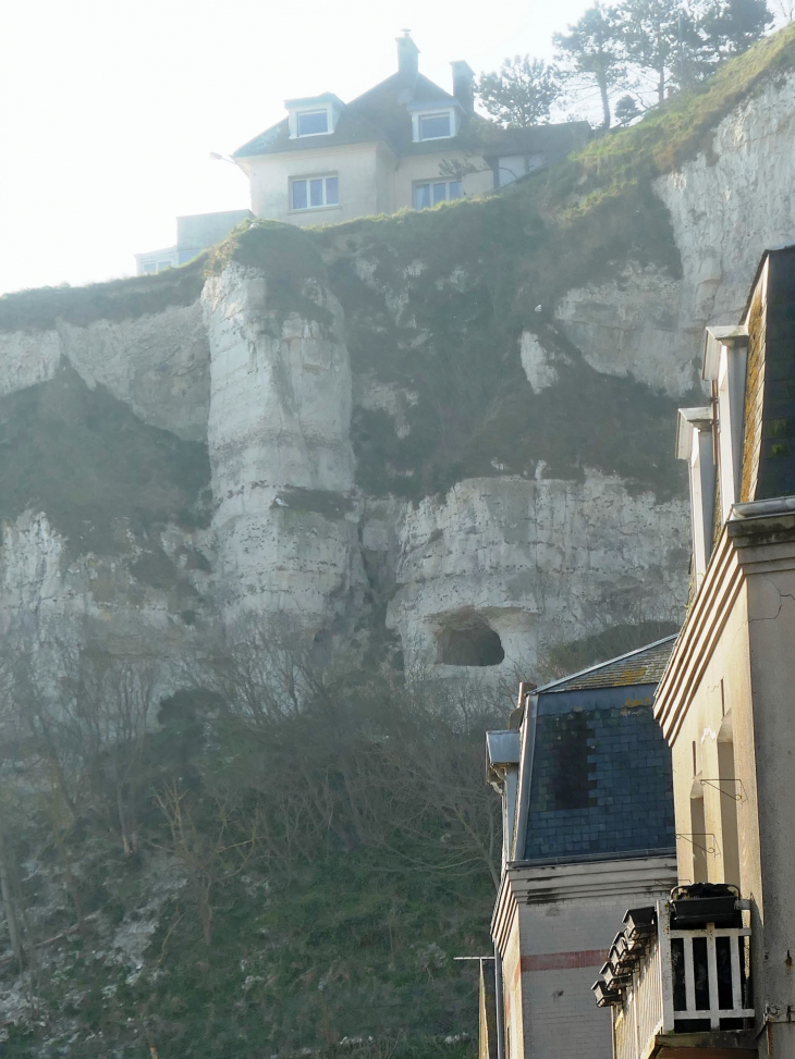 La falaise au bout de la rue Brasseur - Le Tréport