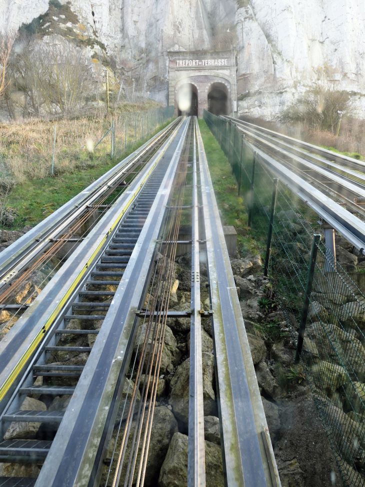 Le funiculaire : montée vers les falaises - Le Tréport