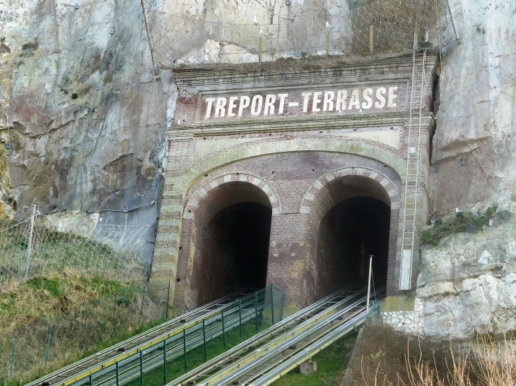 Le funiculaire : l'entrée du tunnel - Le Tréport