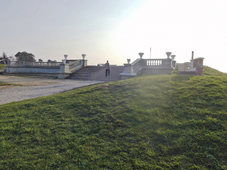 Sur la falaise : vestiges de l'ancien hôtel Trianon - Le Tréport