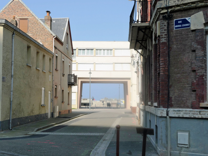 La Porte Duquesne vers le front de mer - Le Tréport