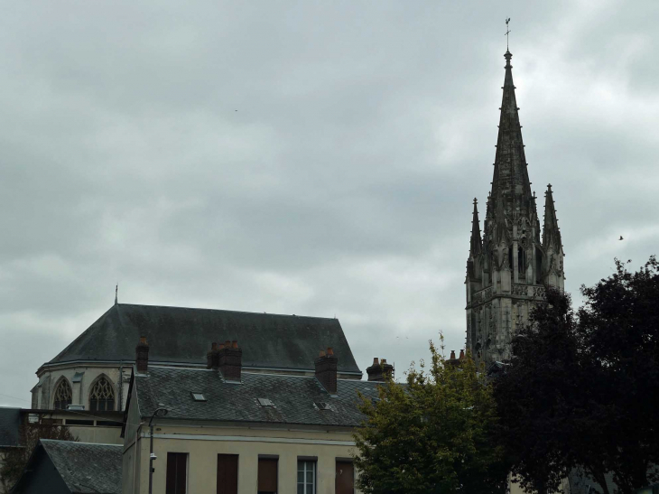 Vue sur l'église - Lillebonne