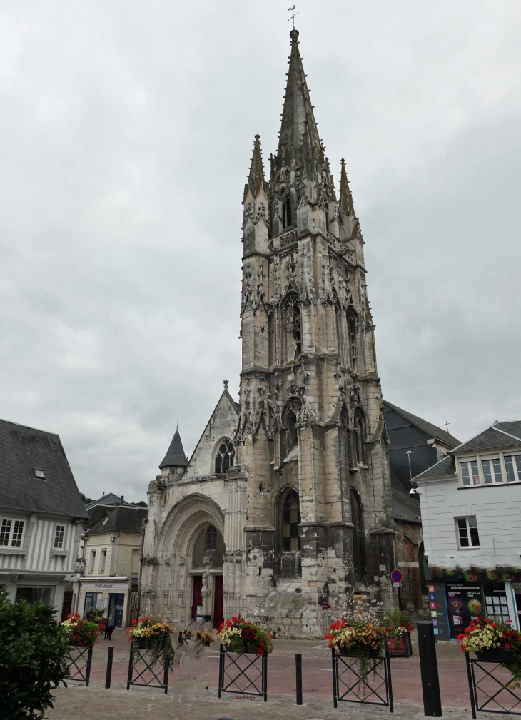 Devant l'église - Lillebonne