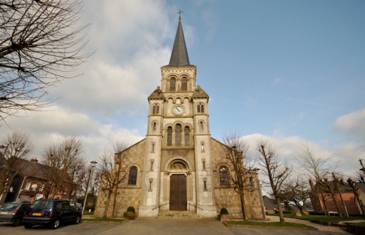 L'église paroissiale Saint Martin. L'édifice a été construit de fond en comble entre 1879 et 1898 par l'architecte Martin et le sculpteur Bonnet. Le gros oeuvre se compose de silex, brique et calcaire. - Limésy