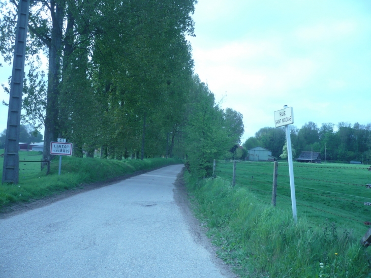 Entre du village par la vallee - Lintot-les-Bois