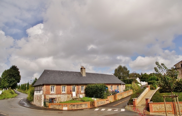 Le Village - Manéglise