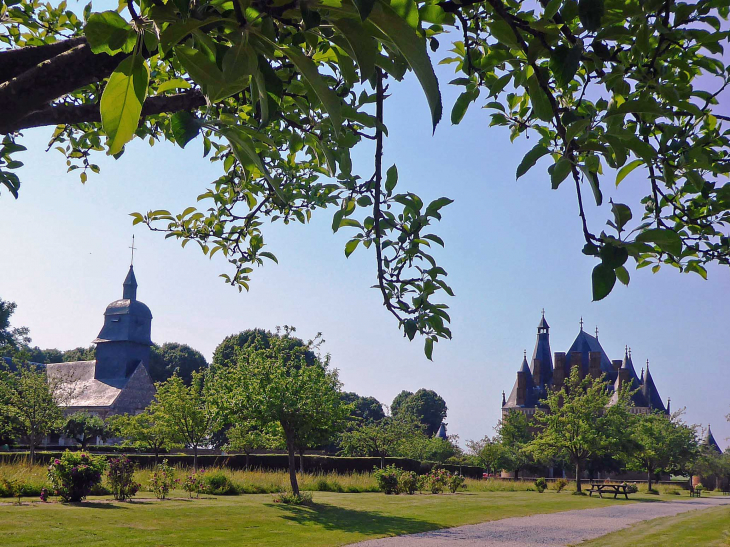 L'église et le château - Martainville-Épreville