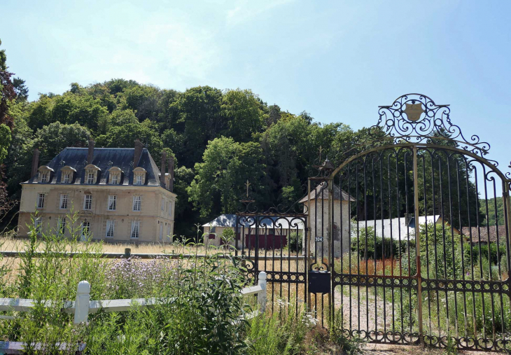 Le château et ses dépendances - Mauny