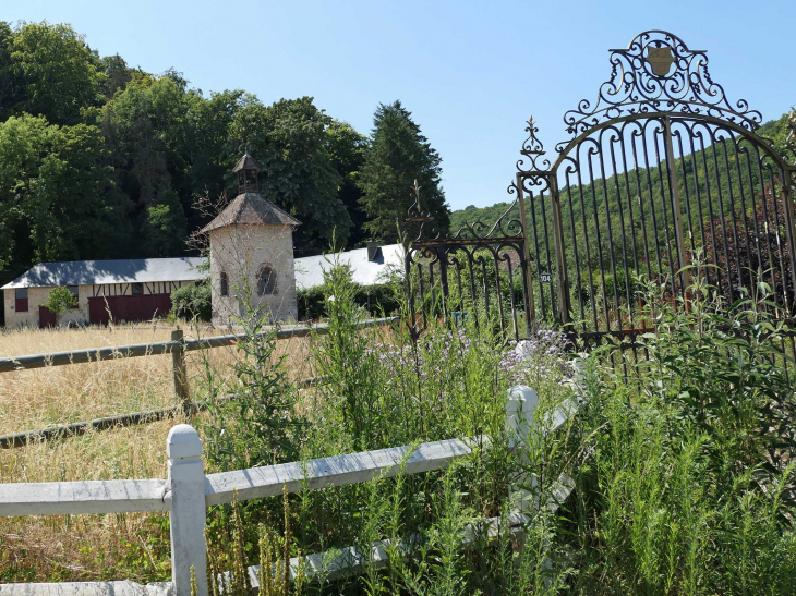 Le pigeonnier dans la cour du château - Mauny