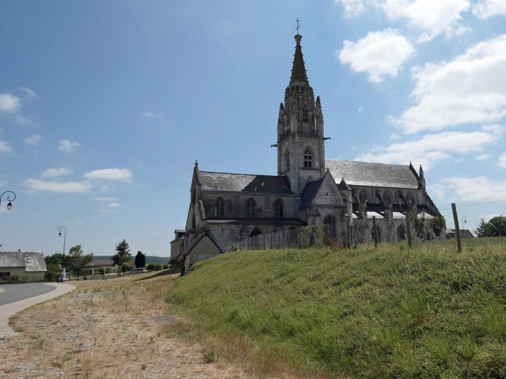 L'église à l'entrée du village - Norville