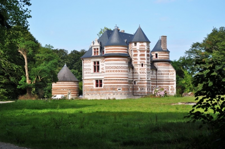 Le manoir d'Auffay est inscrit au titre des monuments historiques par arrêté du 2 février 1932 et le colombier et la motte cadastrale par arrêté du 6 septembre 1996. - Oherville