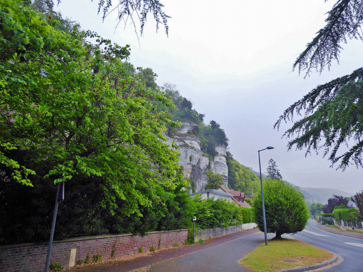 Le village sous les falaises - Orival