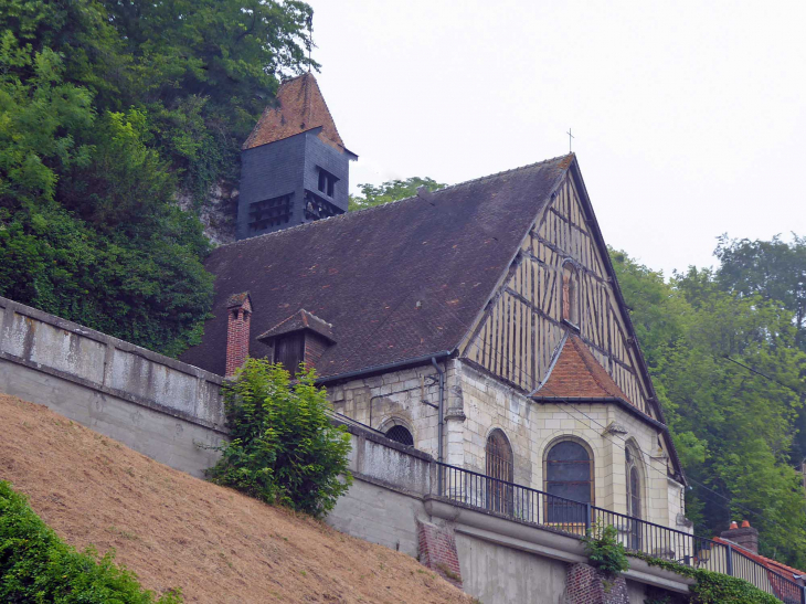 L'église Saint Georges accrochée à la falaise - Orival