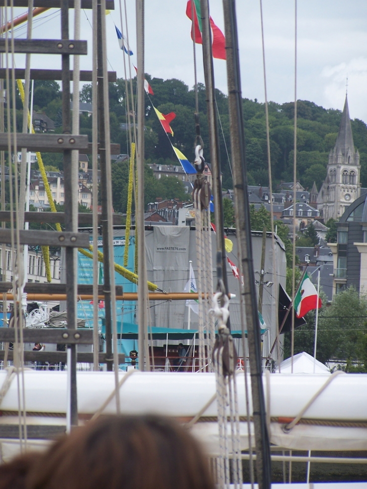 L'Armada de Rouen (En arrière plan, située à gauche de l'église St-Gervais, l'ex-maison des 