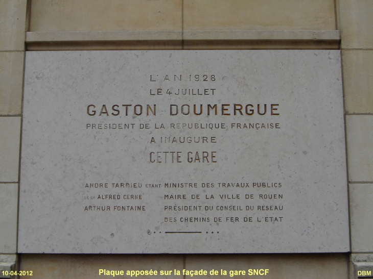 Plaque apposée sur la façade de la Gare SNCF - Rouen