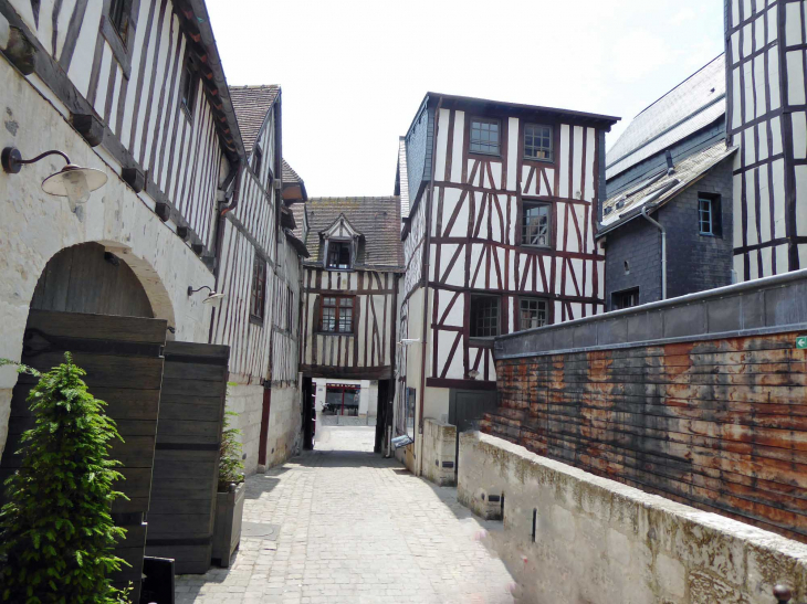 L'aître Saint Maclou : cimetière des pestiférés rénové - Rouen