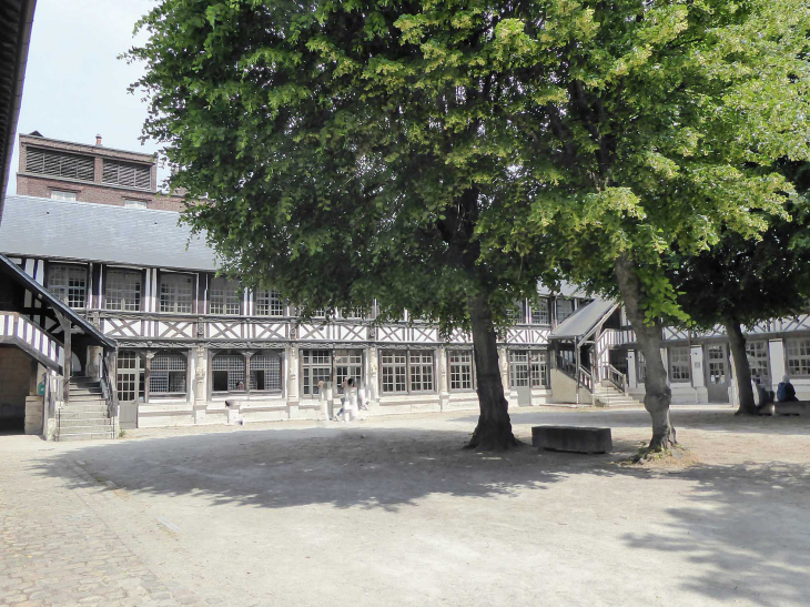 L'aître Saint Maclou : cimetière des pestiférés rénové - Rouen