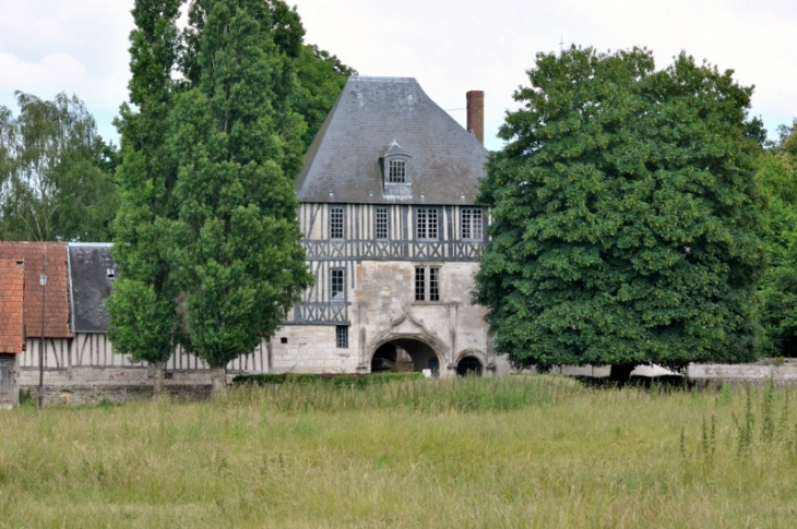 De style gothique, le manoir date de 1515 et sa facade est en colombage et en pierre de Caumont. La chapelle est une construction en pierre, attribuée à Louis de Bézé, Sénéchal de Normandie et époux de Diane de Poitiers, qui l'aurait élevé vers 1525. - Sahurs