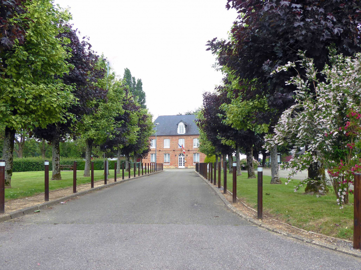 L'avenue vers la mairie - Saint-André-sur-Cailly