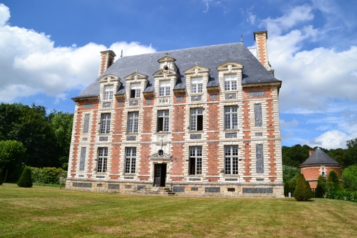 Cet élégant château est composé de pierre, brique et silex et s'entoure de communs: charreterie, étable, grange, colombier et puits. - Saint-Eustache-la-Forêt