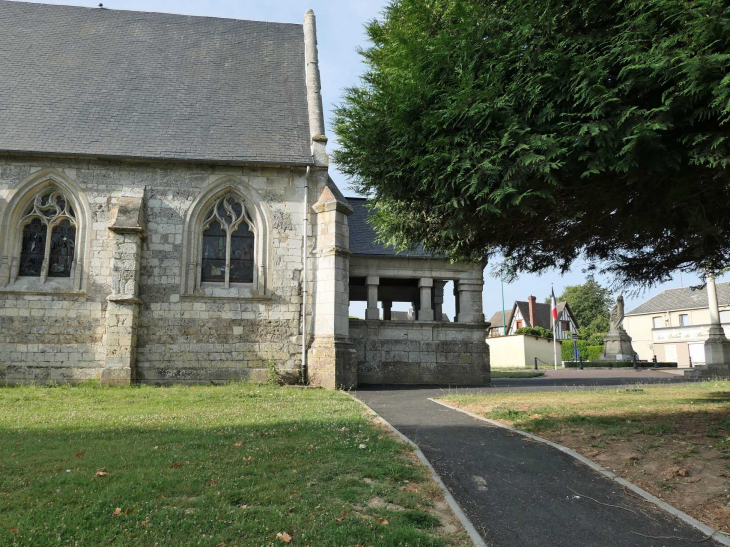 Le porche de l'église et la place - Saint-Paër