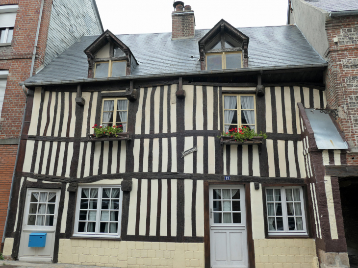 Quartier des Pêcheurs  : maison à colombages rue Saint Léger - Saint-Valery-en-Caux