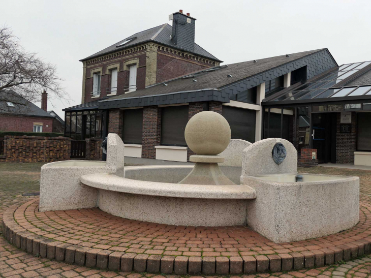 La fontaine devant la mairie - Sandouville